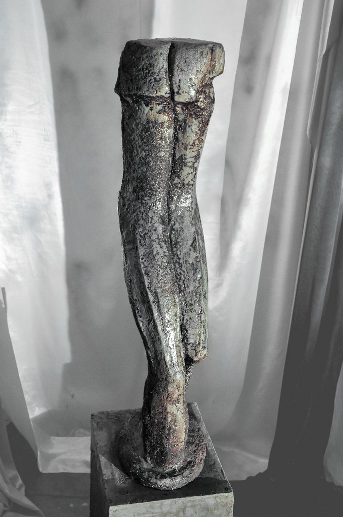 weiblicher Torso II - grob schamottierter Ton Rakubrand   110 cm