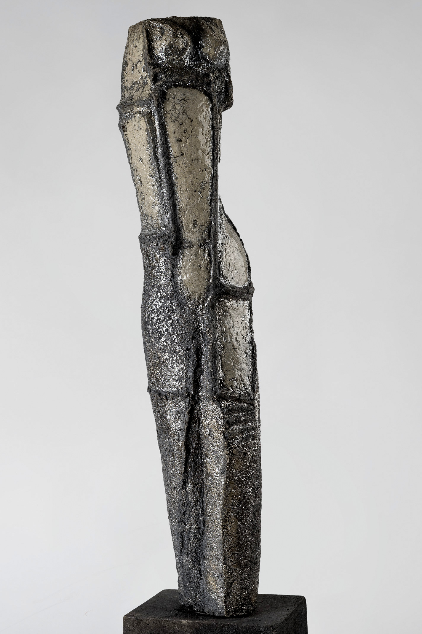 weiblicher Torso VII - grob schamottierter Ton Rakubrand 120 cm