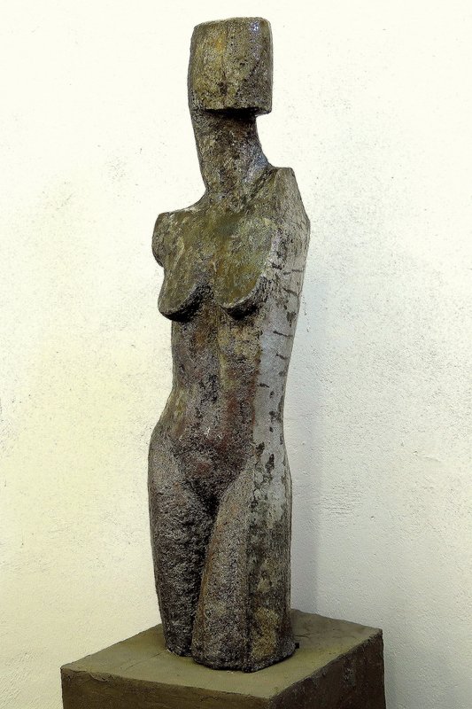 weiblicher Torso I - grob schamottierter Ton Rakubrand   107 x 29 x 23 cm